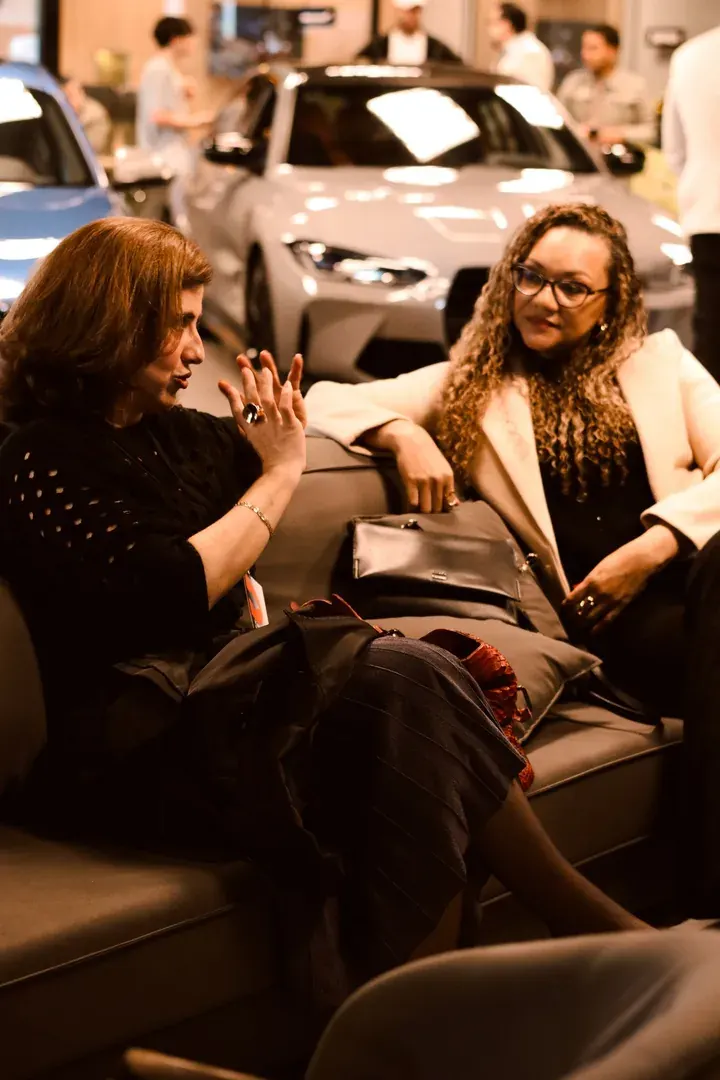 Participantes conversando no intervalo