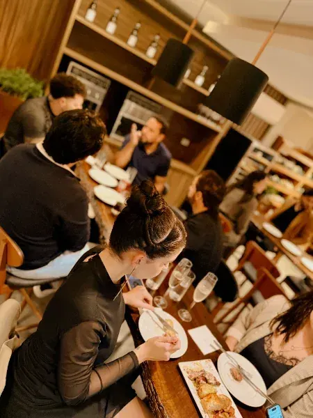 Almoço em mesa com empresários